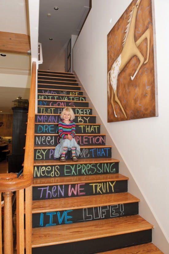 chalkboard-paint-idea-blackboard-stairs-stair-risers-staircase-hall-550x826