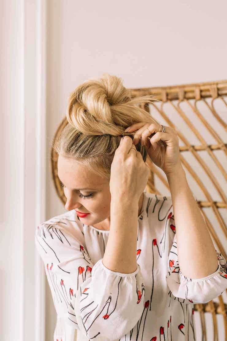 15 Easy Messy Bun Tutorials & Quick Updo Hairstyles • OhMeOhMy Blog